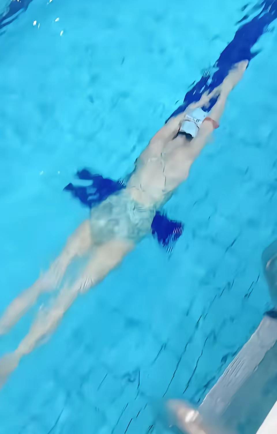 这就是揩油的代价！泳池两次故意触碰女子大腿，男子最终拘留五日，网友吵翻处罚轻重