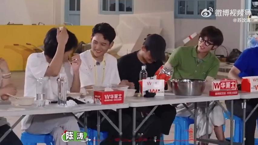 #丁真不是家里最黑的#《岛屿少年》中，丁真兄弟同框，肤色差异大却充满温暖。徐菲妈