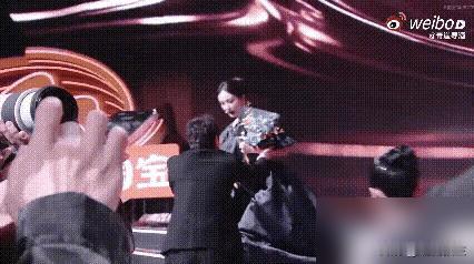 别再吹沈腾是啥“人品天花板”了，你真以为他百米冲刺，是突发善心？
六年前，人家