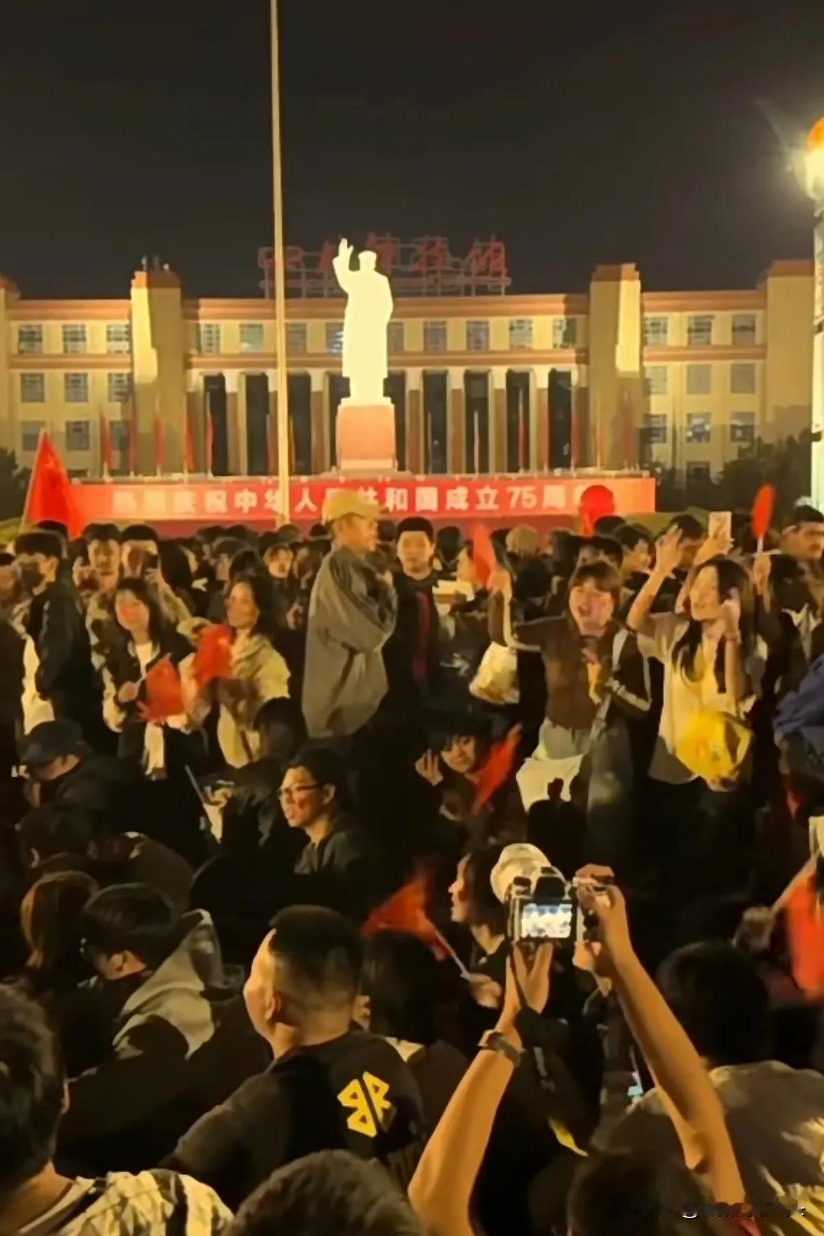 成都天府广场，这位大哥是不是在这里堵了一夜？我从他脸上的表情中，完全能够体会到他