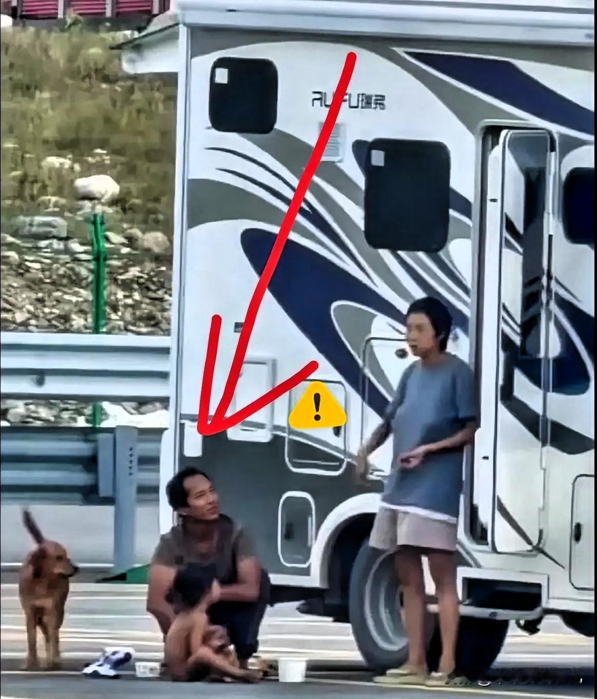 “野人小孩”的父亲是狗场老板，母亲是有学历的女人，家里不差钱，大养狗场一头狗不止
