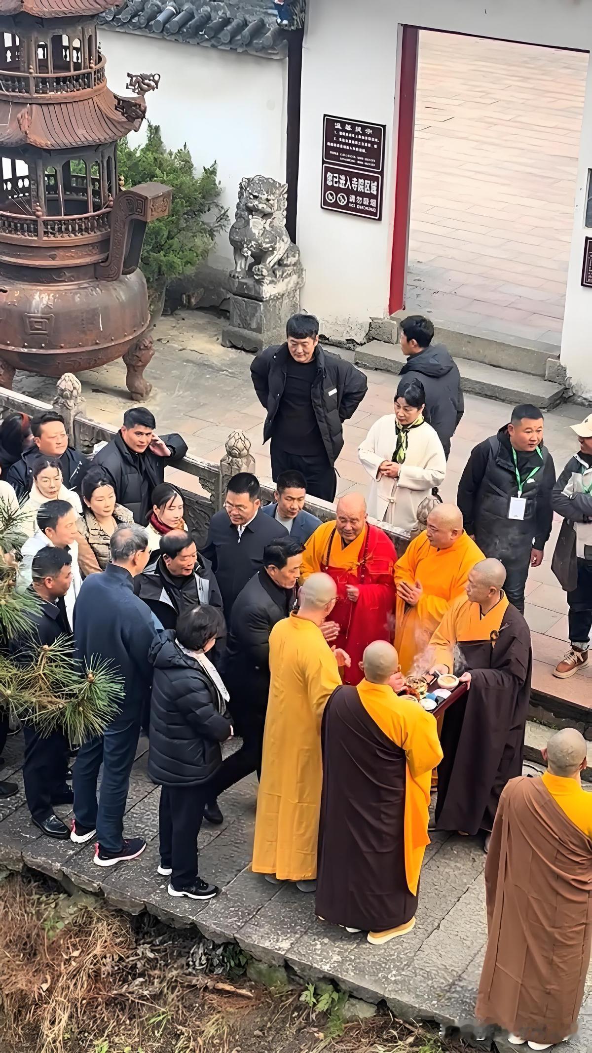 曹德旺和王石一起参观万福寺，寺庙破败不堪，方丈说：重修寺庙需要1600万。曹德旺