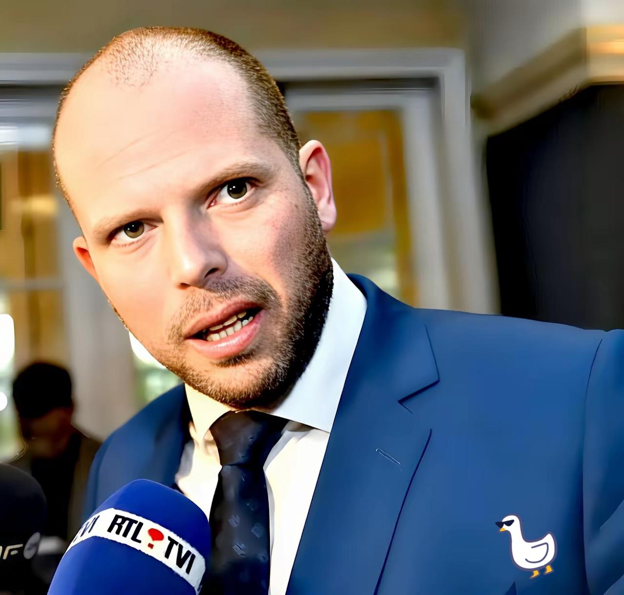 快讯！快讯？
比利时防长弗兰肯口出狂言

日前，比利时防长弗兰肯口出狂言，宣称如