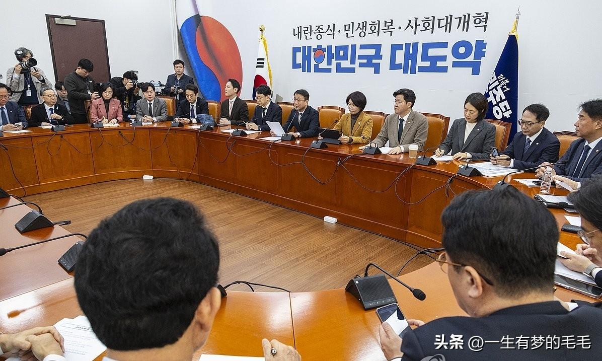 3月7日，韩国朝野两党就驻韩美军西调伊朗发生争议交锋，在野的国民力量党批评政府应