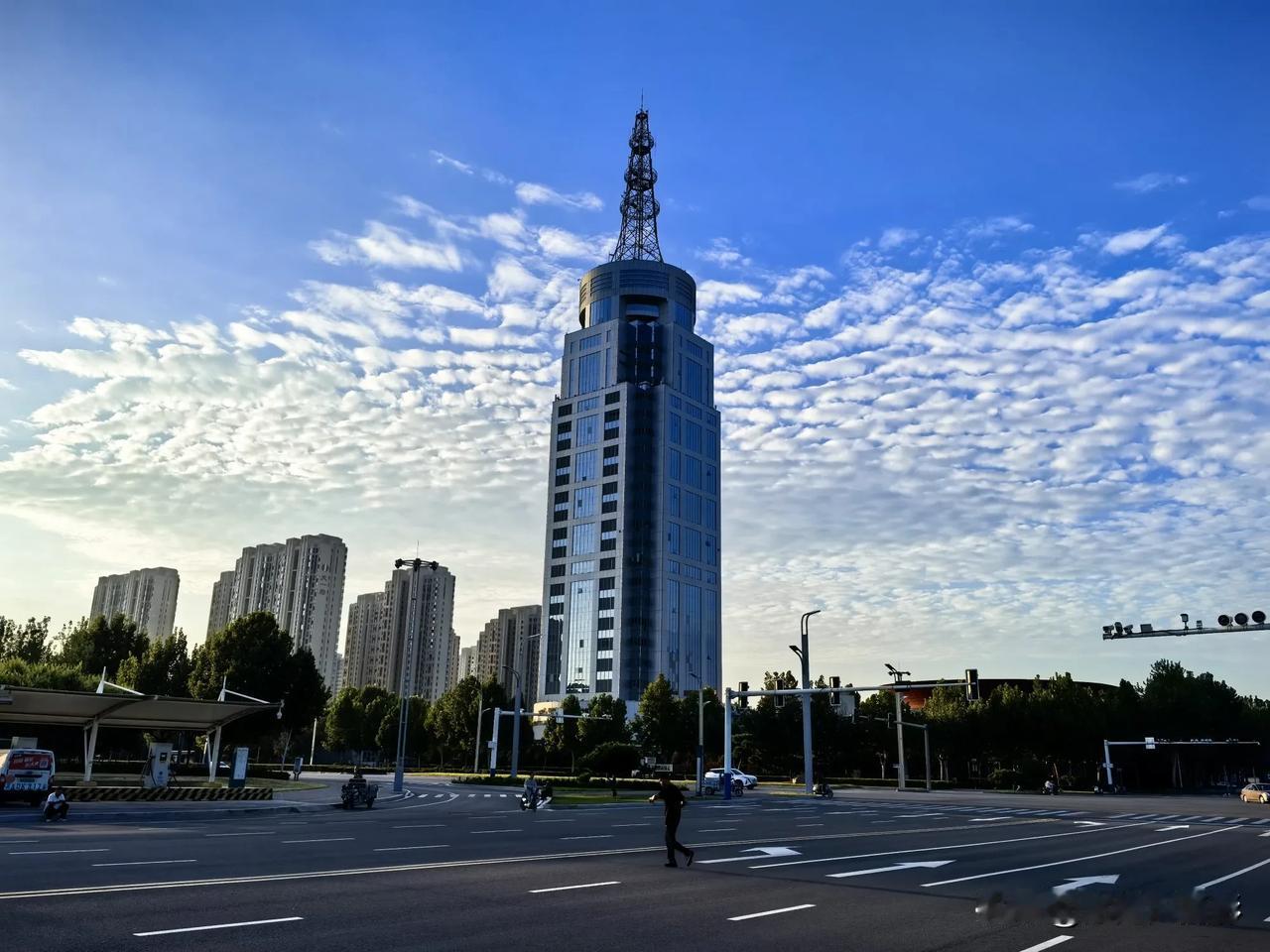  邢台地标。高楼耸立云霞里，城市繁华尽眼前。#这么近 那么美 周末到河北# #邢