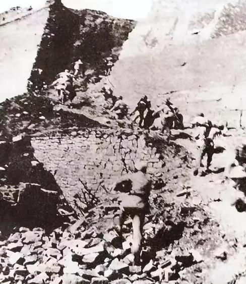 1948年9月，济南城外，大军对峙，一场决定华东战局走向的大战即将爆发。

这一