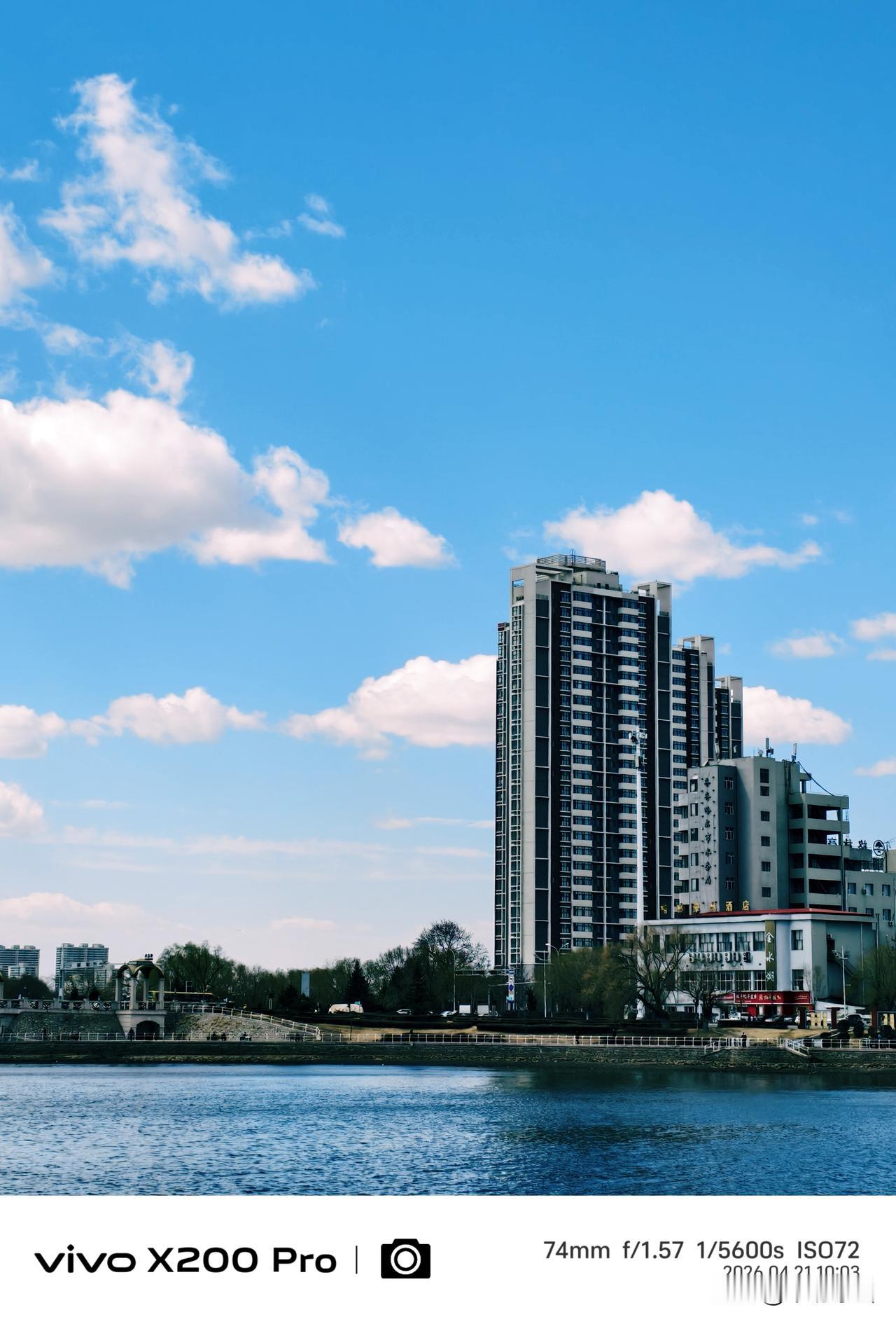 四月下旬的齐市，冰雪融化，万物复苏，蓝天白云，通透明亮，随手一拍。齐齐哈尔风景照