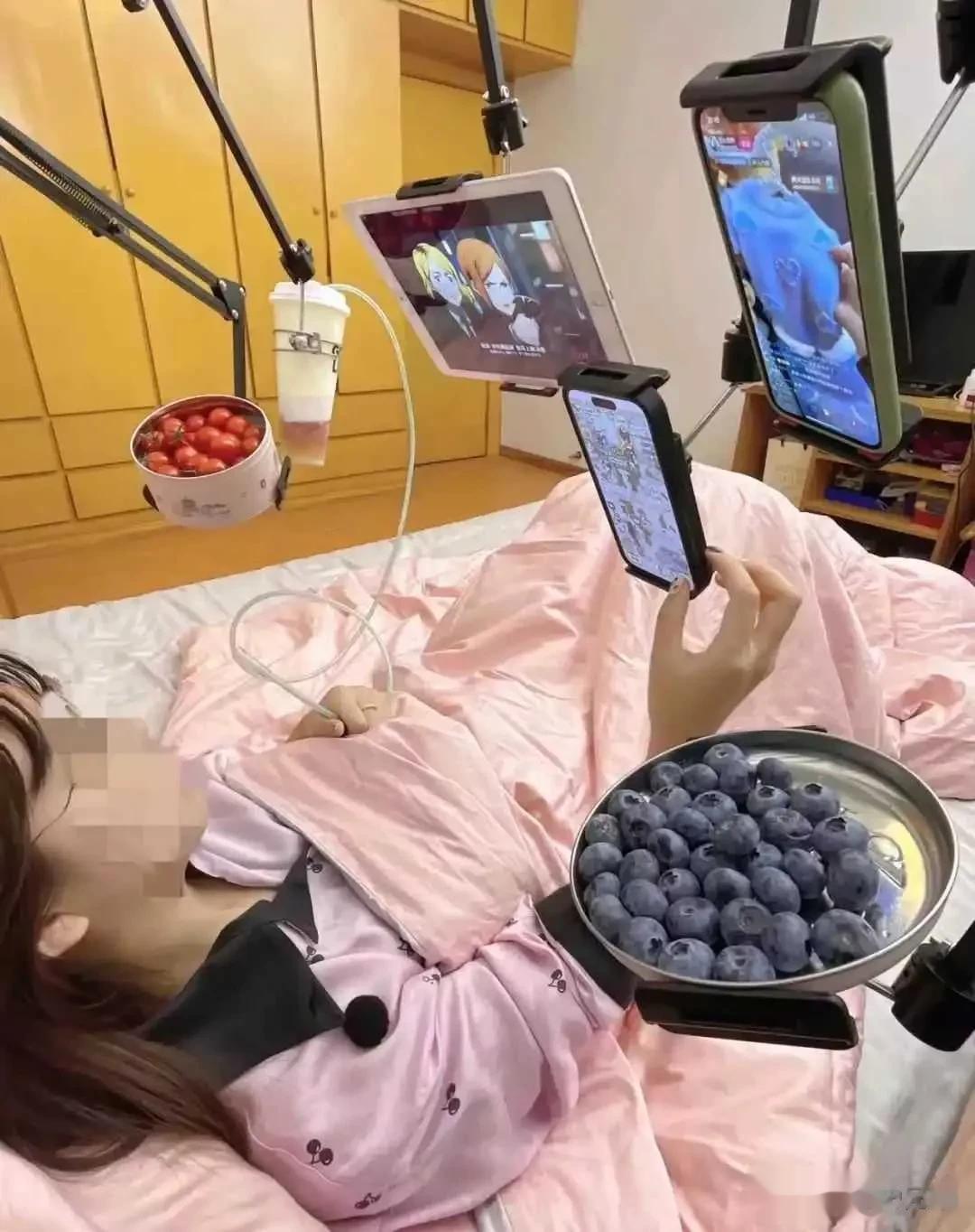 
什么叫懒人操作？
这就是懒人操作！
能不动手坚决不动手！
老婆的装备真是齐全啊