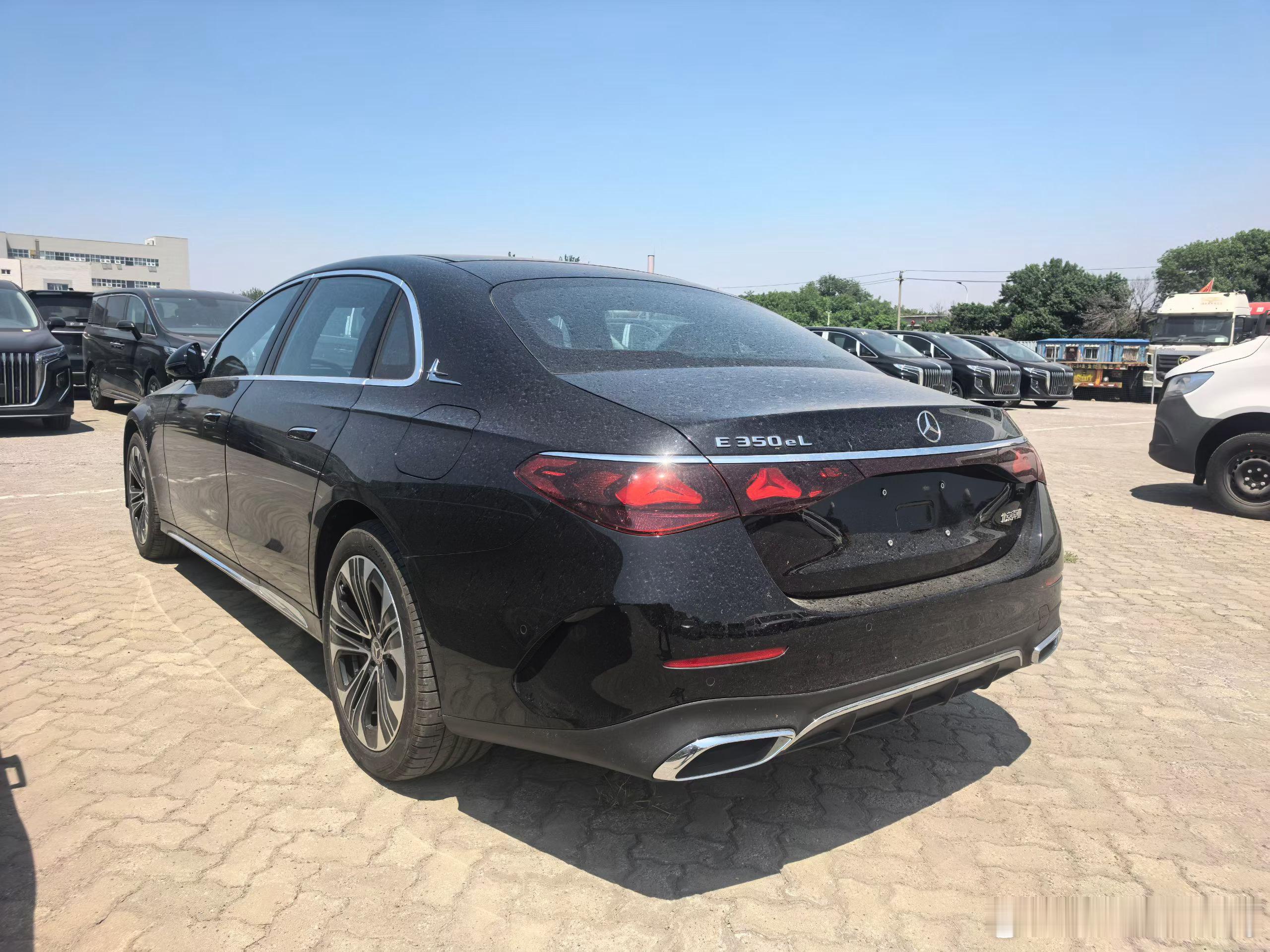 奔驰E350eL  大标 黑棕  804指导价538600元+行车记录仪1800