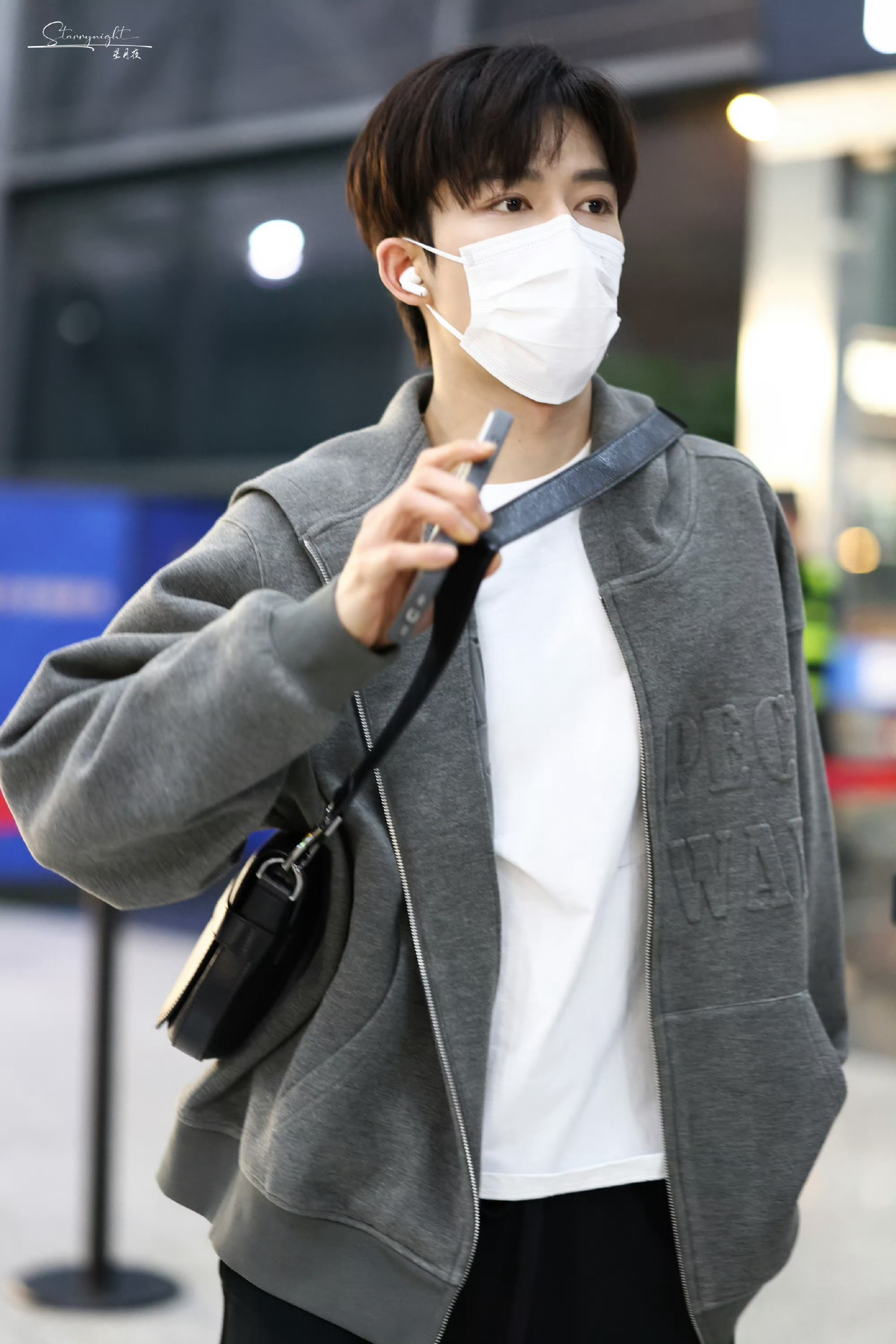 王星越出发北京蒂芙尼活动王星越出发北京🛫顺毛会卫衣私服完全男大期待明天蒂芙尼男