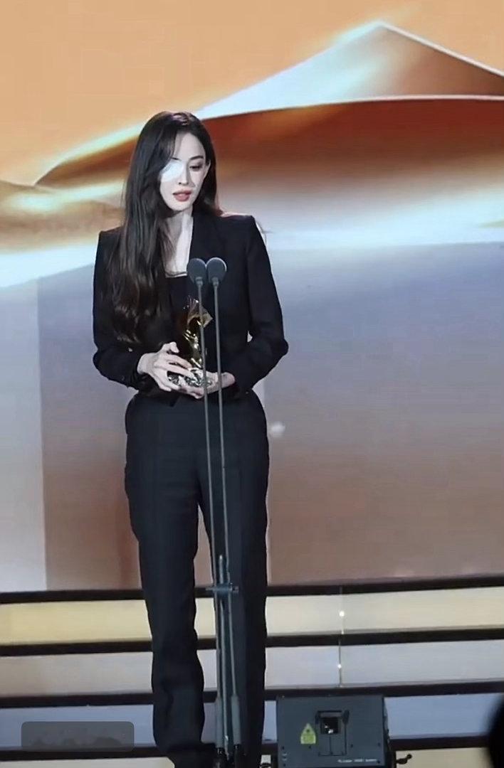 娜扎眼睛里长了东西  娜扎：“可能是因为前段时间就是工作比较多，然后免疫力下降，