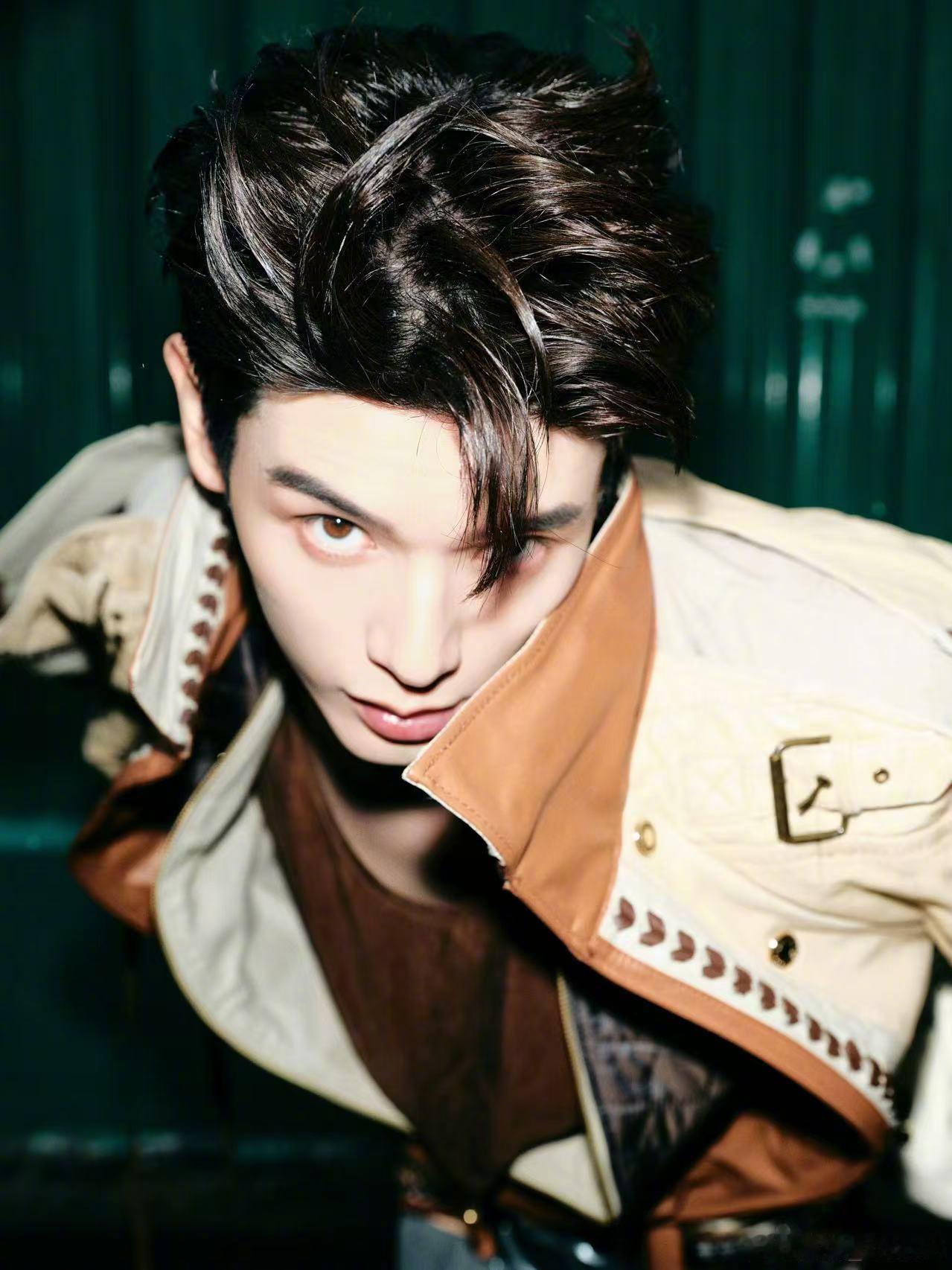 姚弛礼服是废弃皮革做的 本身就是古着爱好者的姚弛，在澳门盛典造型把环保理念穿成了