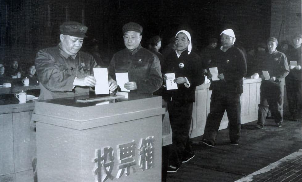 参加中共山西省委选举投票。以上投票人顺序，左起:谢振华、曹中南、陈永贵、李顺达、