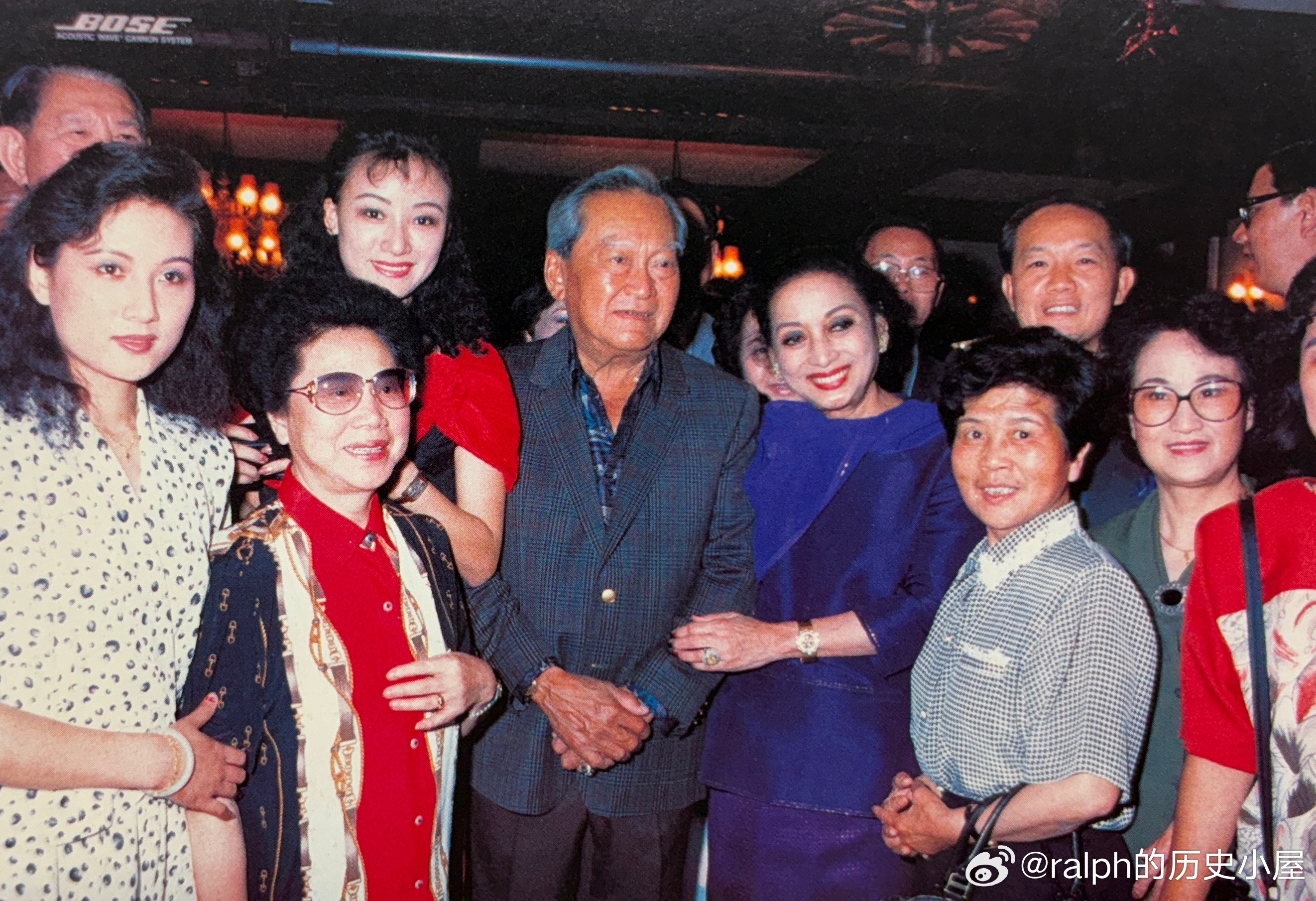 1990年12月徐玉兰率红楼剧团赴泰国演出，与泰国总理差猜及夫人合影越剧