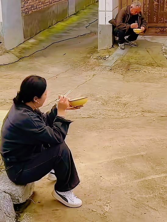亲戚再亲，
你借钱试试。
朋友再铁，
你提钱试试。
夫妻再爱，
你没钱试试。
子