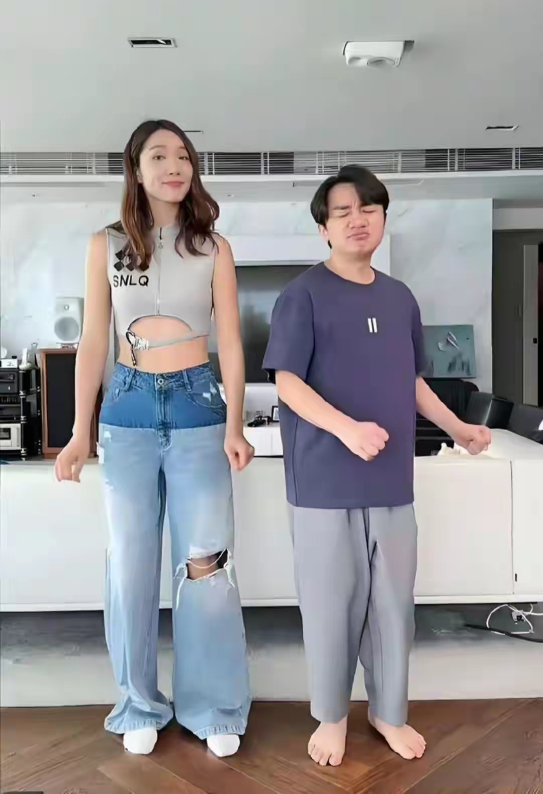 王祖蓝的裤子穿在他老婆身上秒变六分裤，夫妻俩换着穿，太搞笑了 