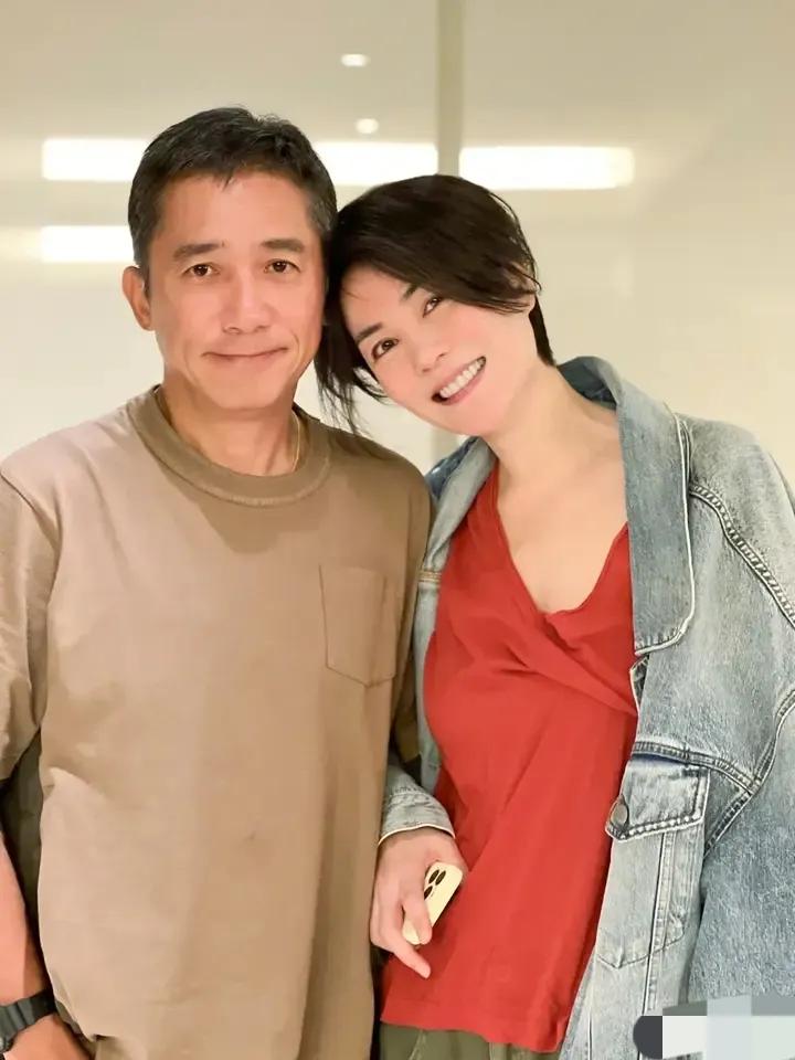 挽着梁朝伟胳膊的这位大妞是谁？
两人为何亲密？
不怕回家跪搓板吗？