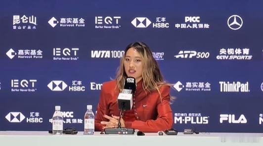 郑钦文说永远不要让头上的皇冠掉下来 巴黎奥运会夺冠后的那场发布会，当时问到冠军的