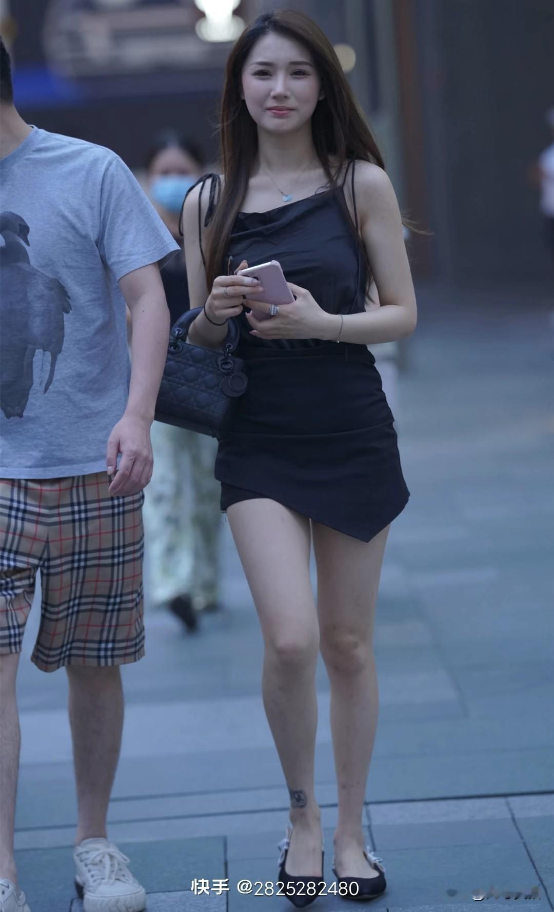 都市街拍，时尚穿搭，甜美少女心女人都喜欢穿高跟鞋吗 街拍美女写真 街拍女穿搭 街