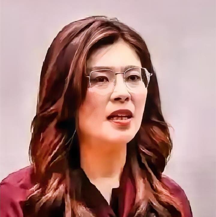 白墙空荡荡，

消防栓鲜红刺眼，

合影里没人站C位。

郑丽文这次去美国，没发
