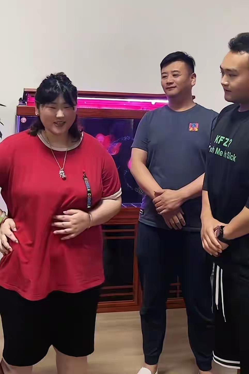 大衣哥的女儿也准备当潜力股了，瘦下来能称为美女吗？她要是能练得像贾玲那样，那就称