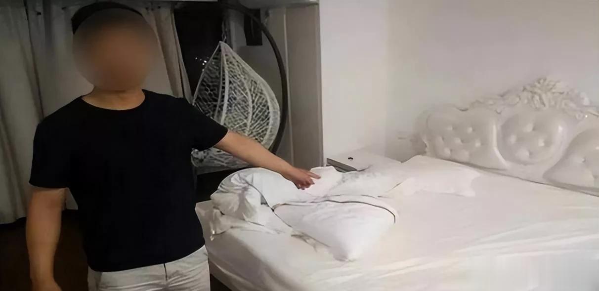 一男子去嫖娼被赶出门，小姐称：吃过药来得，没把我当人

一对男女在出租屋里发生性