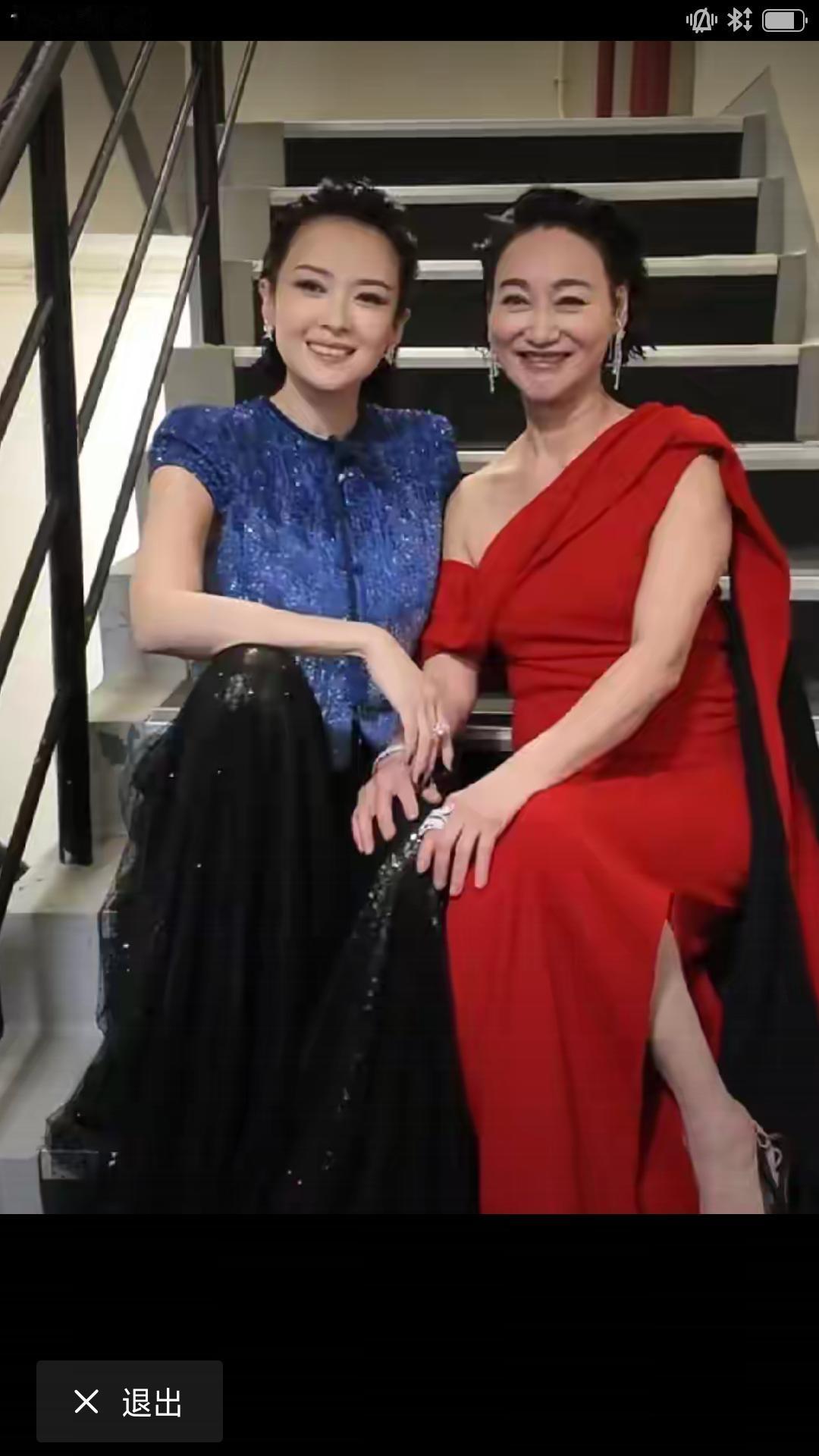 2026香港电影金像奖颁奖典礼现场，惠英红和章子怡两代金像奖影后携手出席，开心热