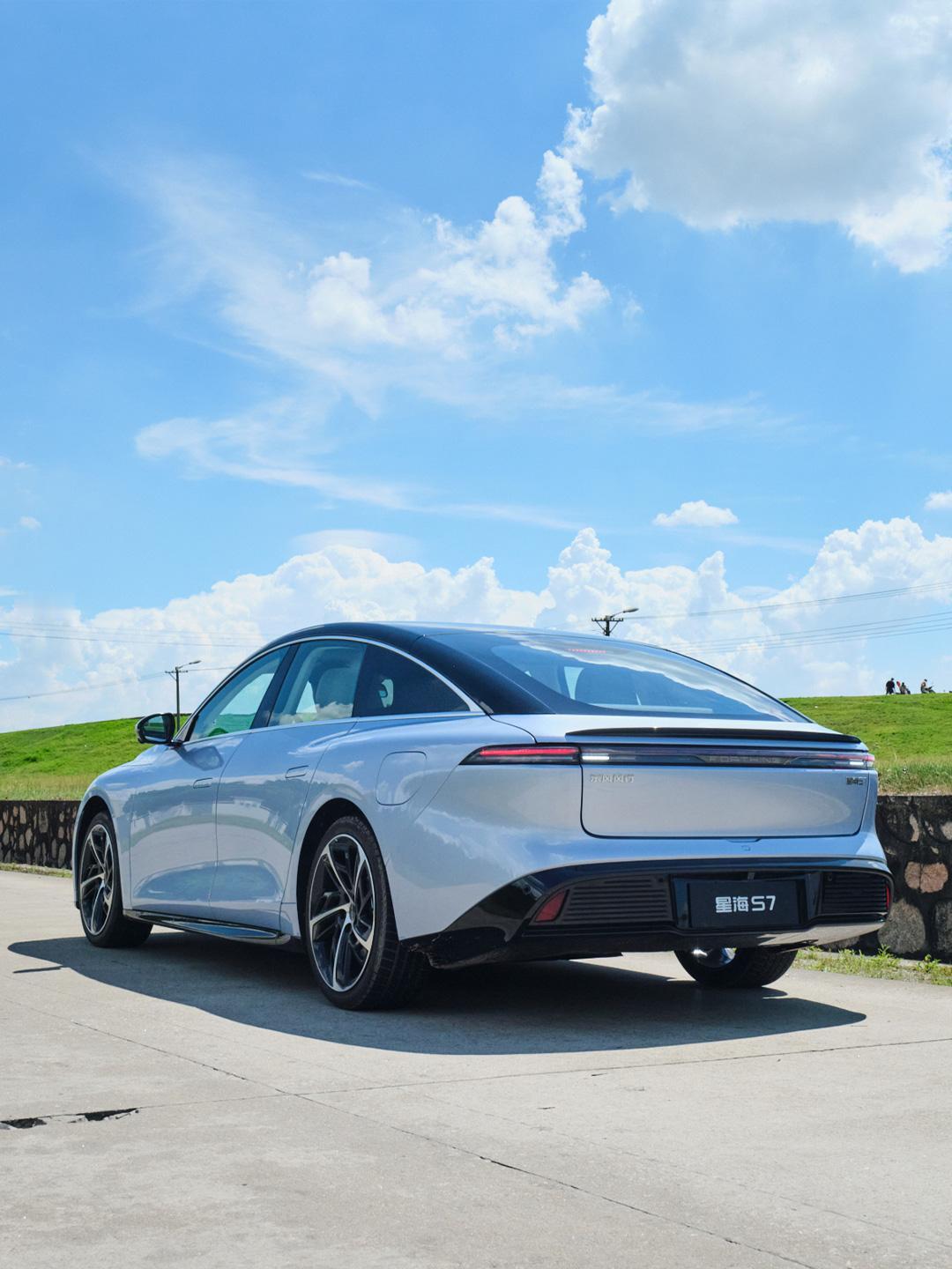 提车一年，星海S7成了我四季的见证者
春天开去樱花大道，全景天窗看花瓣飘落；夏天