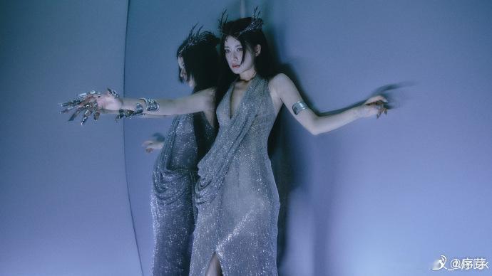 赵昭仪好长的一条人 谁懂啊！赵昭仪这细长的身形也太优越了，时尚之夜亮相的瞬间就抓