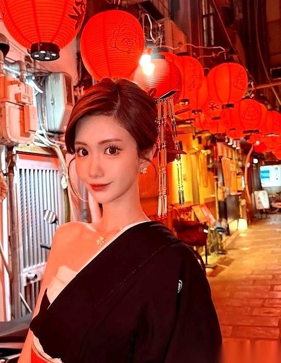 “大阪小恶魔”这名字一甩出来，谁听了不心头一颤？她叫HIMEKA，才26岁。
你