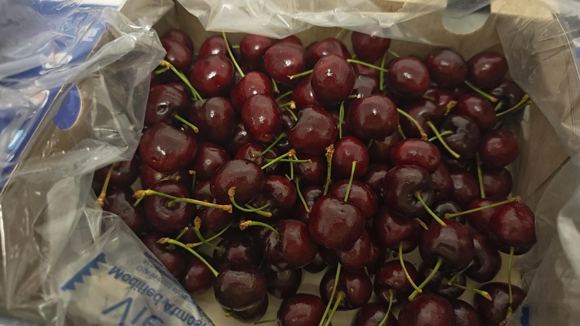 爱吃车厘子的女生天亮了吃多真的不行，越看越腻，最近便宜了之后买了一箱120，个头