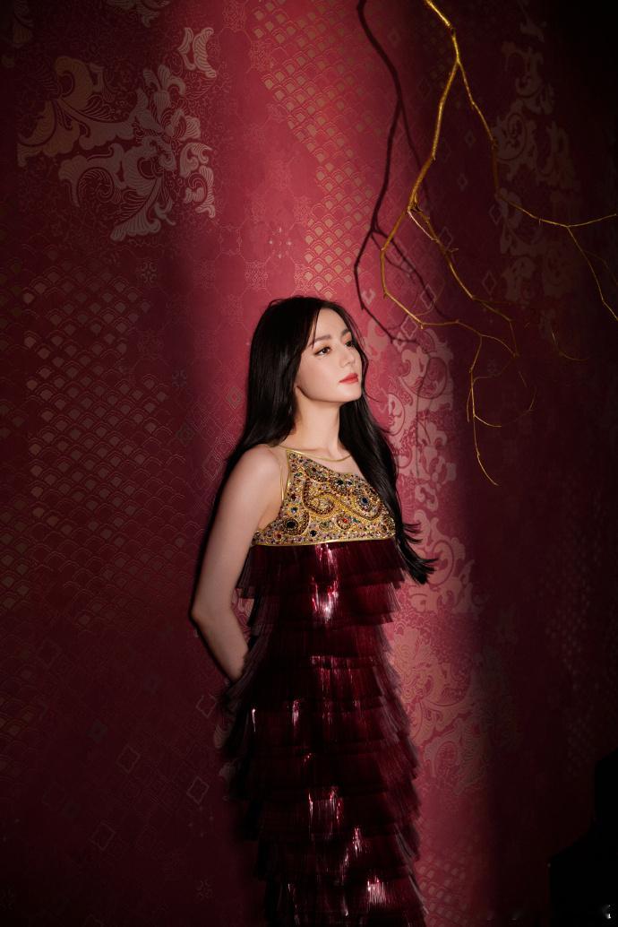 迪丽热巴红裙复古elegance 瞧迪丽热巴这身酒红红裙，颜色纯正又高级，和复古