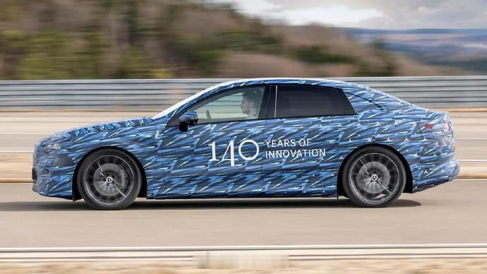 奔驰 终于想明白了，自己的纯电车卖不好，就是因为和燃油车长的毫无关联。就像隔壁的