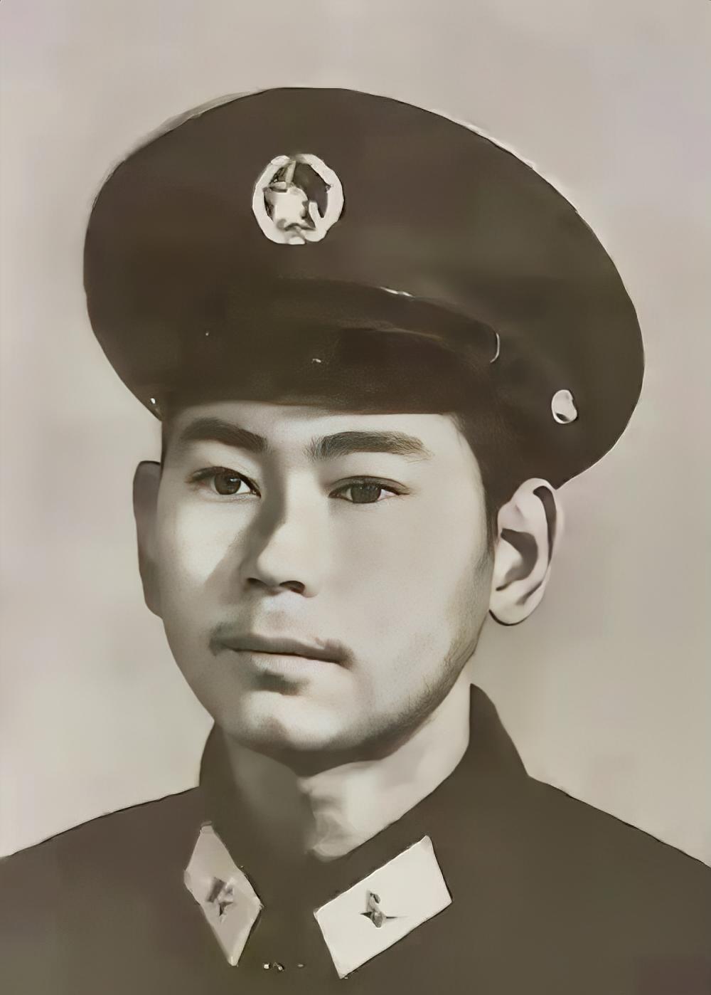 1986年老山前线，我军战士李谋仁，被3个越南特工用石块打昏，拖往越方。拖行不到