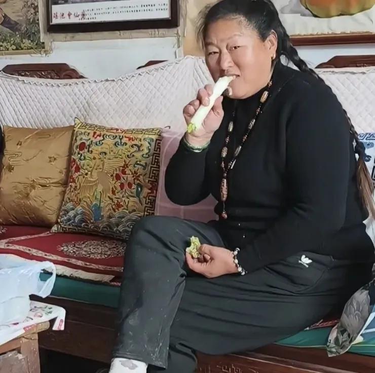 忠诚不渝的丈夫，日日守在身旁，感觉大衣嫂堪称世上最幸福的女人
看到大衣嫂的生活画