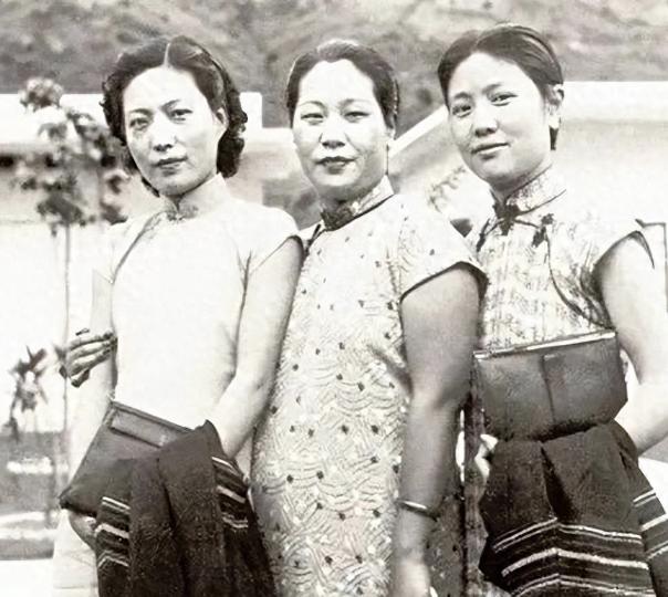 1928年之前的上海黄金大戏院，台上站着一家三口同台演出：50岁的前清名角筱兰英