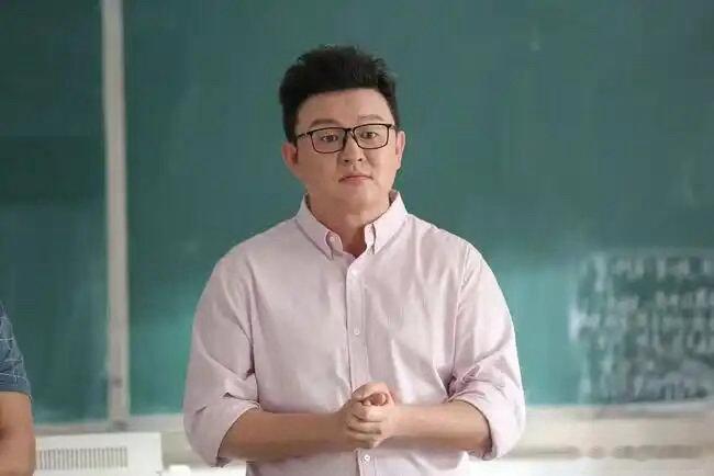 流水的校园剧铁打的教导主任天才女友只要打开校园剧，总有机会看见张磊老师！严厉又不