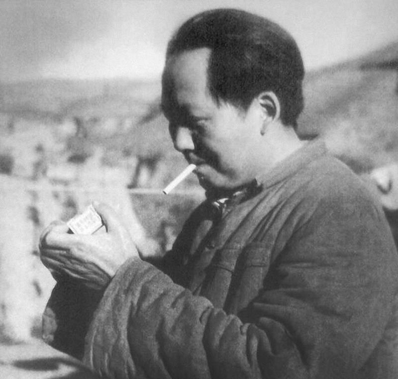 高岗随手把半截香烟扔在地上，主席看见了，走过来弯腰伸手捡了起来。据主席警卫员马武