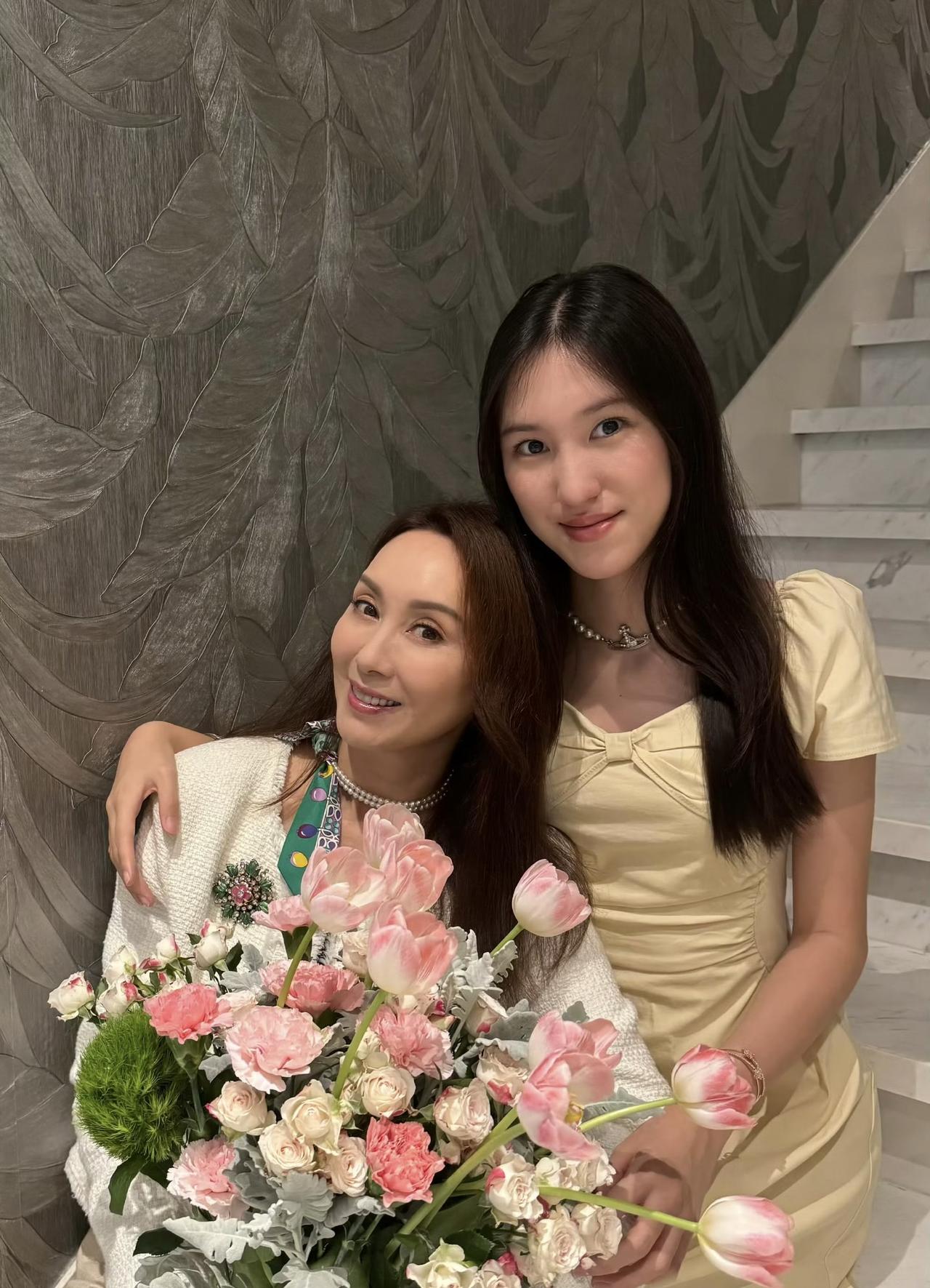 郭可盈的女儿津津，越长越像爸爸林文龙了，也很漂亮。

这是5月10日，郭可盈在母