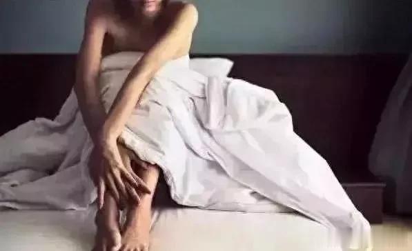 近日，一则名为“40岁已婚女子出轨20岁男生，男生拍下亲密照片发给亲友”的新闻在