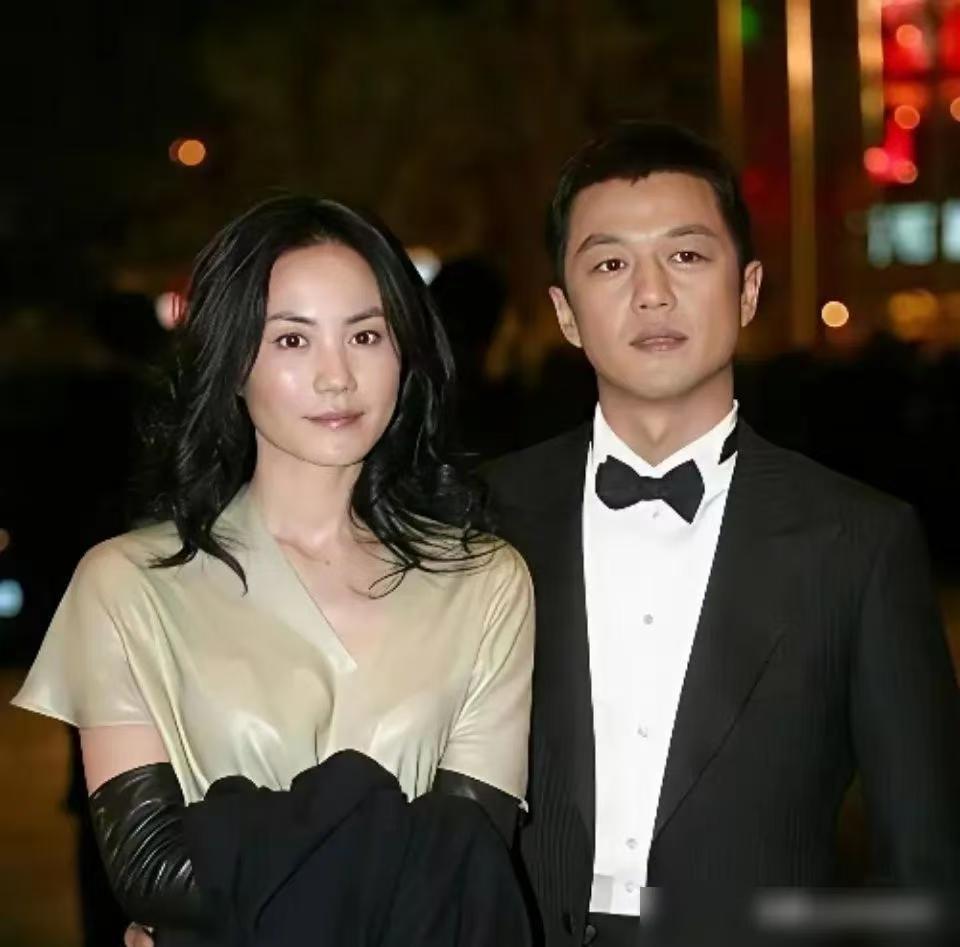 说起来，李亚鹏和王菲那纸离婚声明，搁在当年铺天盖地的八卦里，真算得上一股清流。没