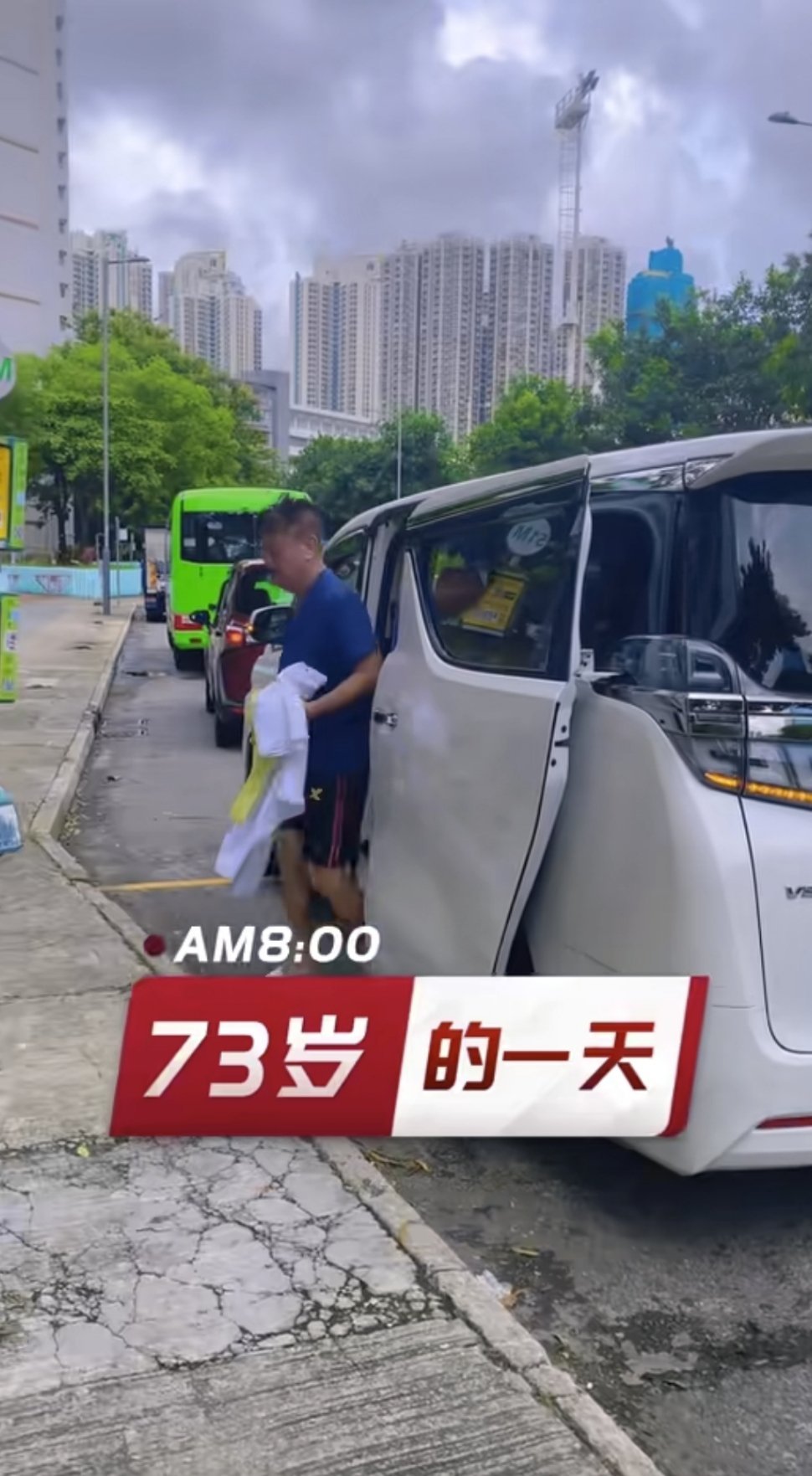 #周润发跑步摔伤肋骨#发哥68岁了，机体失能项数为0。巧的是，陈百祥今天满73岁