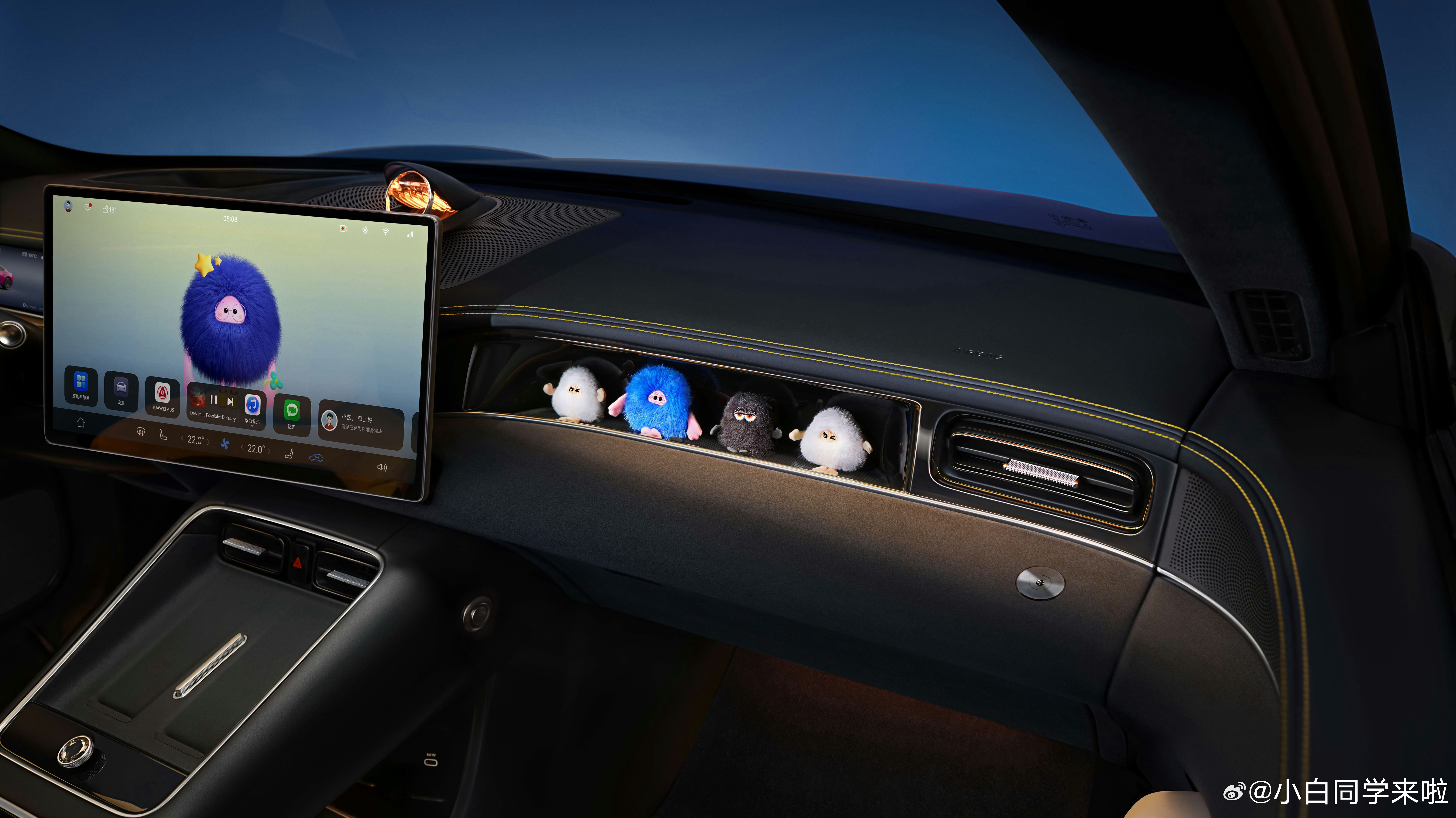 尚界Z7 副驾驶前方这里不是一块屏幕，是类似橱窗，大家可以在里面放一些自己喜欢的