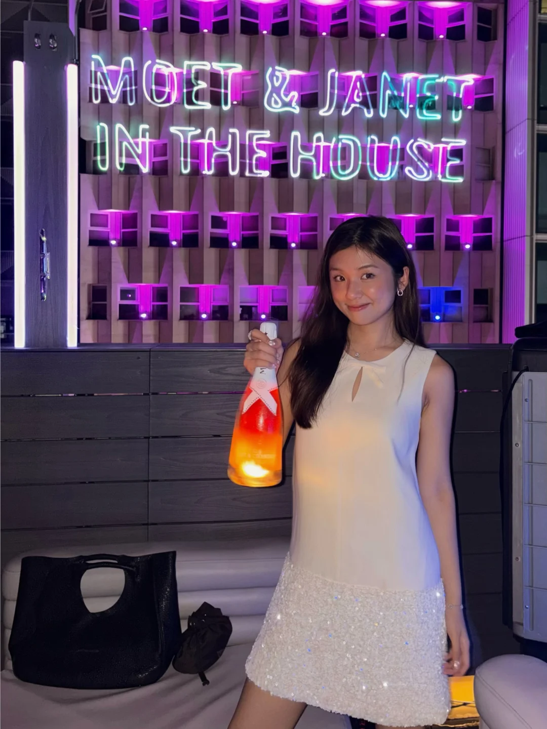 当我的名字出现在中环外墙…