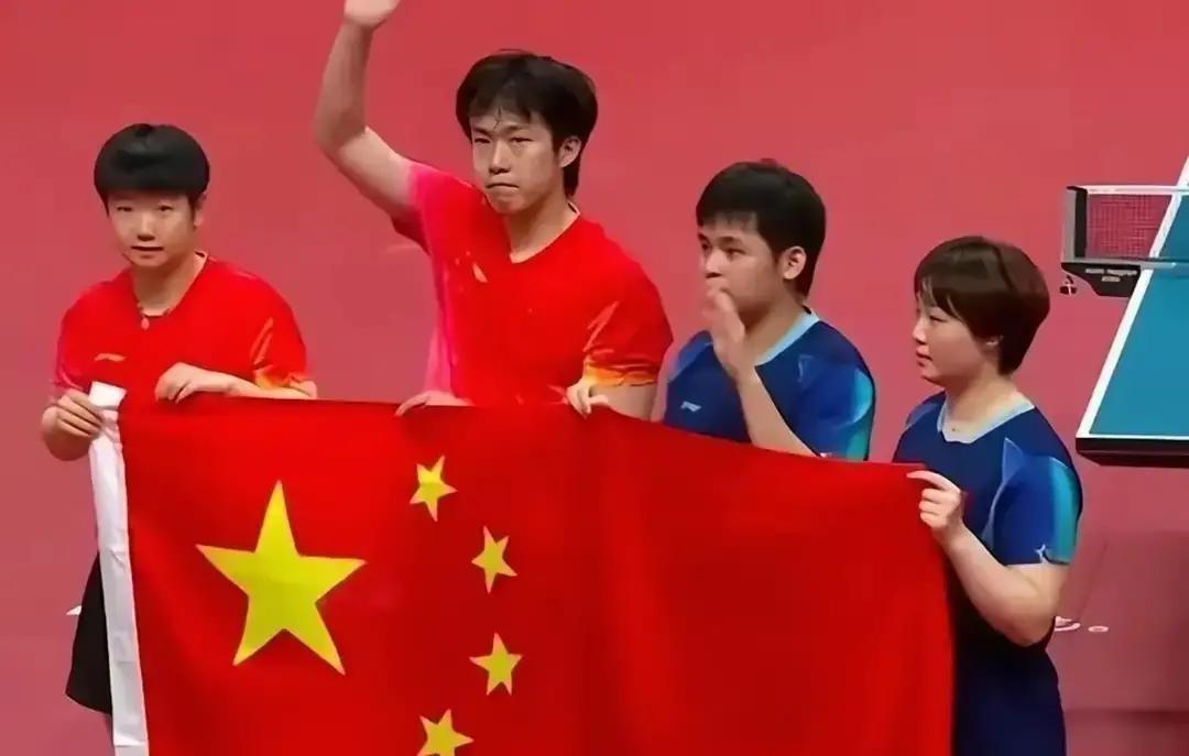 一件很扎心的事，我国乒乓男团输给了日本。

大家心疼地看着王楚钦一个人死撑两场比