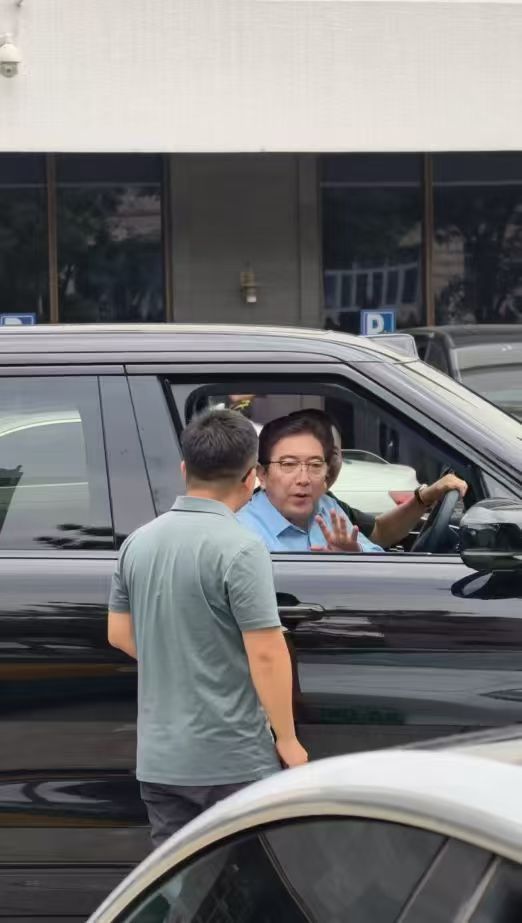 水均益北京排队充电被一眼认出路人在充电站偶遇排队充电的水均益，出于多年的节目好感