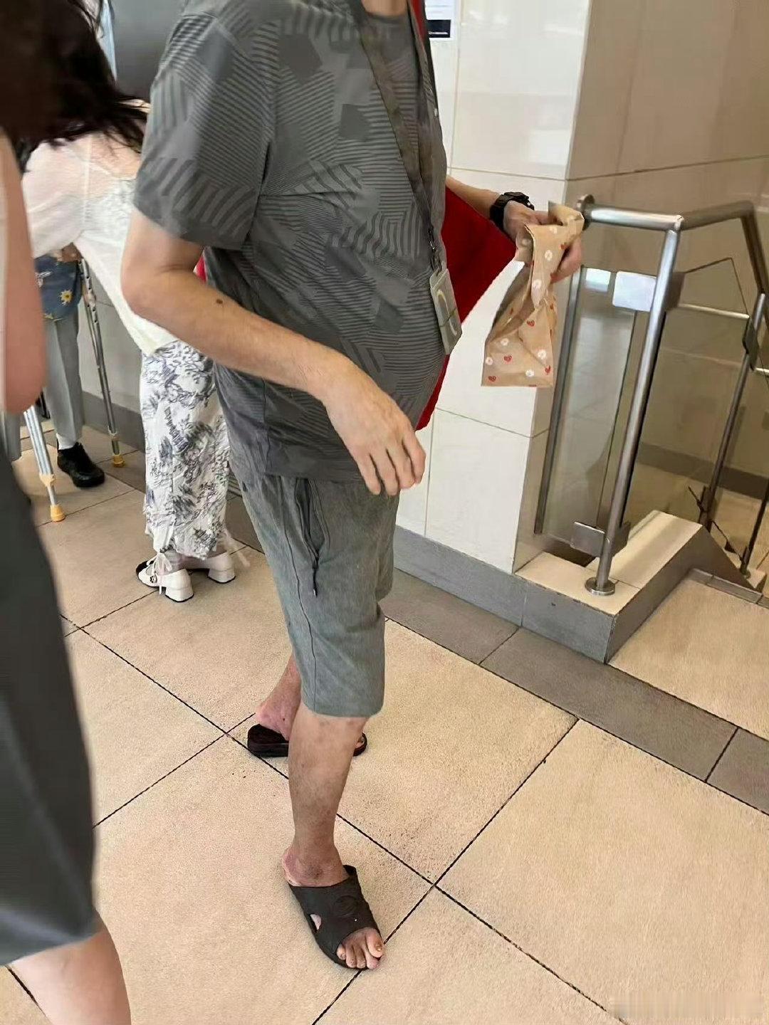 女子中万元餐券宴请环卫工太治愈的暖心故事！游客幸运拿到万元麦当劳餐券，即将离港没