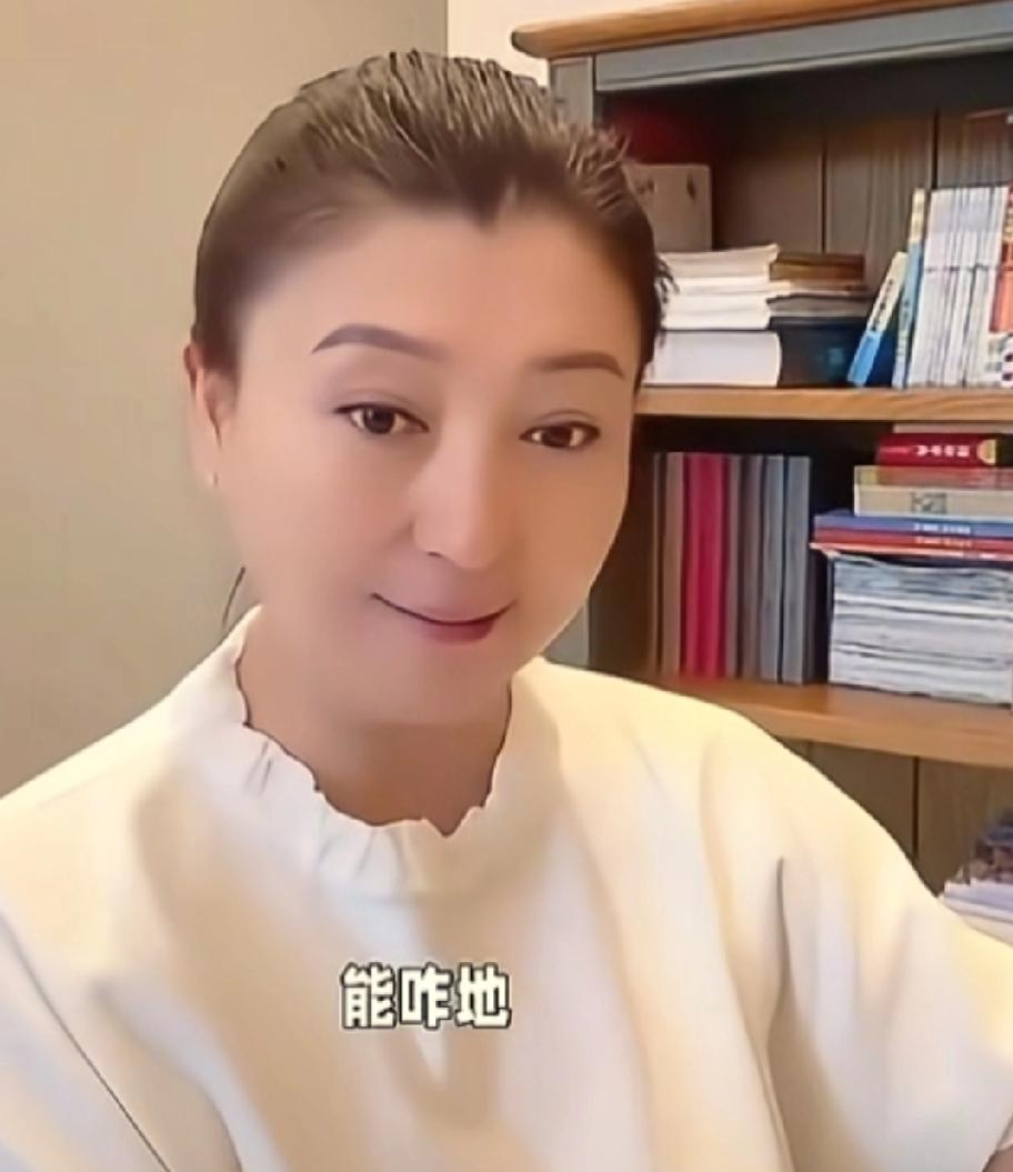 很奇怪，闫学晶哪来的底气，硬刚网友呢？
一般明星被网曝了，不是默不作声，就是出来