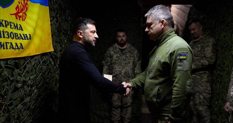 泽连斯基访问扎波罗热前线的乌军部队，表彰官兵的英勇表现并向他们颁发国家奖项。
泽