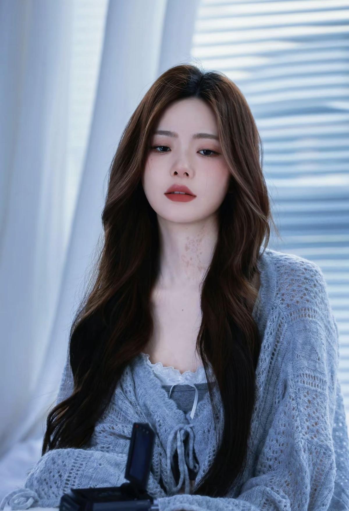 风揉碎了羽毛，也揉碎了陈卓璇眼底的温柔[比心]羽毛落肩，时光慢转，是陈卓璇给的温